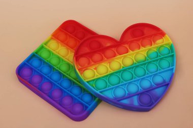 Popüler populer Sarı arka planda kıpırdıyor