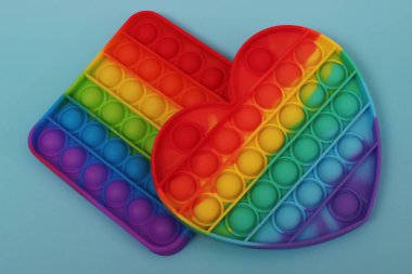 Popüler Popüler Mavi arka planda kıpırdıyor