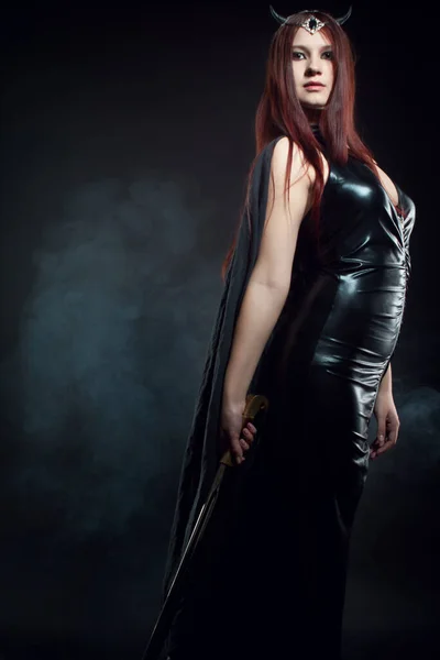 Ελκυστική Κερασφόρος Γυναίκα Σπαθί Πάνω Από Σκούρο Φόντο — Φωτογραφία Αρχείου