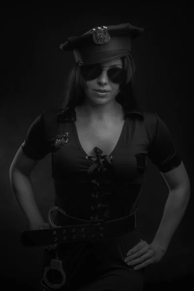 Sexy Kobieta Policyjny Mundur Pozowanie Nad Ciemny Backgound Studio — Zdjęcie stockowe
