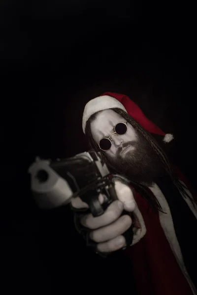 Böser Weihnachtsmann Mit Waffe Vor Dunklem Hintergrund — Stockfoto