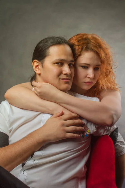 Jovem Ruiva Mulher Abraçando Seu Namorado Sobre Fundo Cinza — Fotografia de Stock
