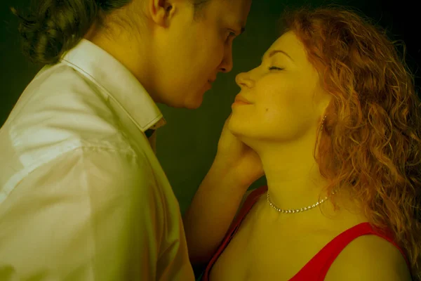 Romantiskt Vackert Par Förbereder Sig För Att Kyssas Studio — Stockfoto