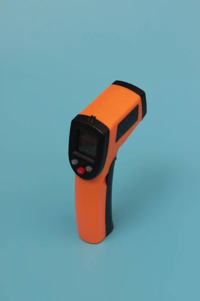 Infrared Thermometer Thermometer Gun Measuring Temperature Blue Background Covid Spread — Stock Photo, Image