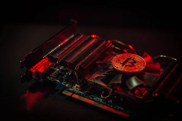 Ett Bitcoin Över Grafiskt Videokort Rött Ljus — Stockfoto