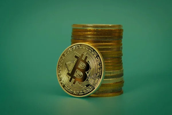 Stack Bitcoin Sfondo Verde — Foto Stock