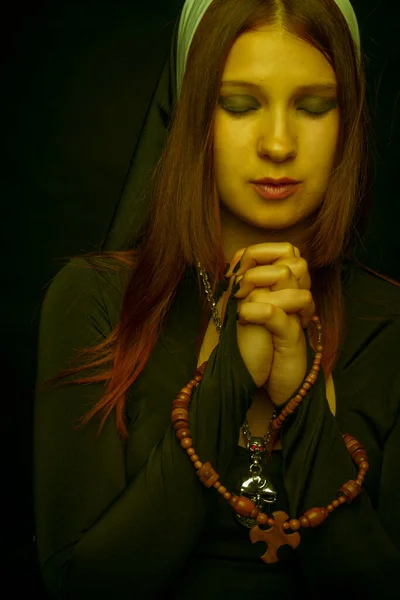 Young Praying Nun Dark Background — Stock Photo, Image