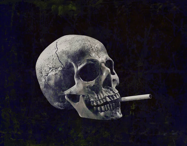 Calavera Humana Con Cigarrillo Sobre Fondo Oscuro — Foto de Stock