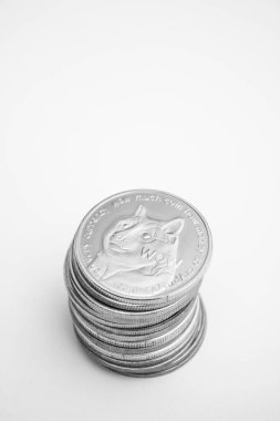 Beyaz arkaplan üzerinde dogecoin yığını
