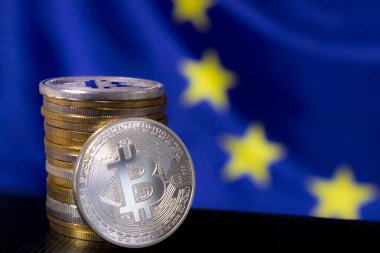 AB bayrağı üzerinde bitcoin yığını. Bitkonlara odaklan.