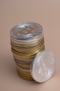 Sarı arkaplan üzerine bitcoin yığını