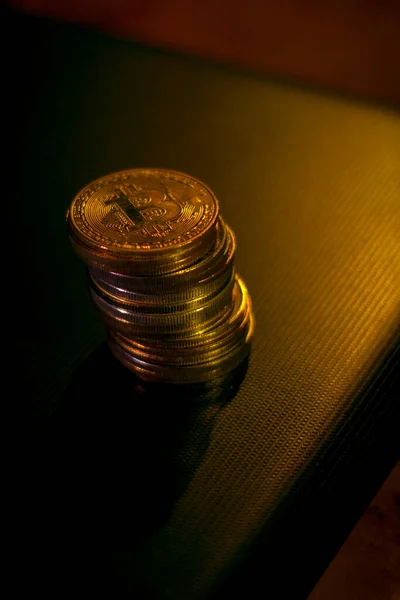 Stack Bitcoins Över Mörk Yta Neonljus — Stockfoto