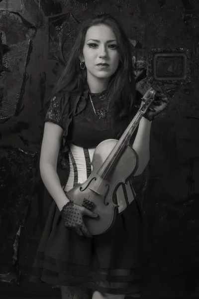 Chica Gótica Con Violín Posando Estudios Fotográficos —  Fotos de Stock