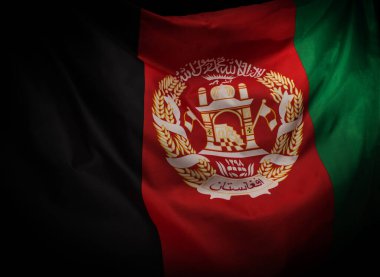 Afganistan bayrağını sallarken yakın çekim 