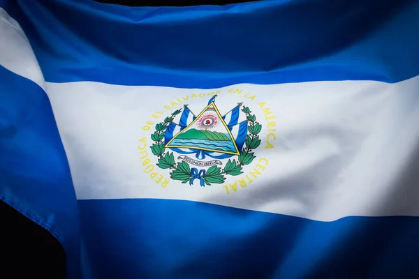 Salvador Bayrağını Sallarken Yakın Çekim — Stok fotoğraf