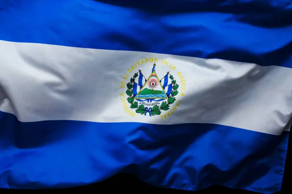 Nahaufnahme Des Schwenkens Der Flagge Salvadors Vor Schwarzem Hintergrund — Stockfoto