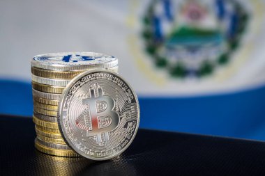 Els Salvador 'un üzerindeki bitcoin yığını bulanık bayrak. Bitcoin 'lere odaklan. Bitcoin hukuk kavramı.