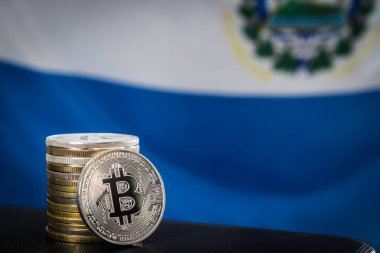 Els Salvador 'un üzerindeki bitcoin yığını bulanık bayrak. Bitcoin 'lere odaklan. Bitcoin hukuk kavramı.