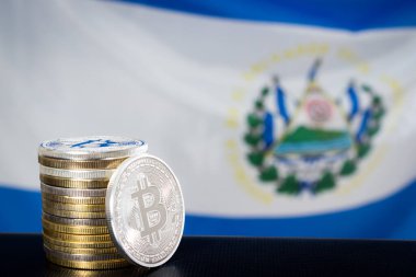 Els Salvador 'un üzerindeki bitcoin yığını bulanık bayrak. Bitcoin 'lere odaklan. Bitcoin hukuk kavramı.