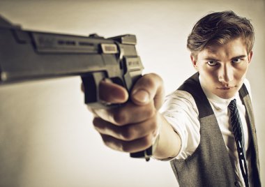 silah ile ciddi gangster