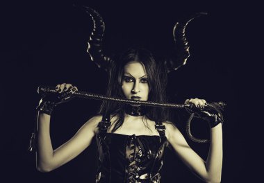 Boynuzlu seksi metresi