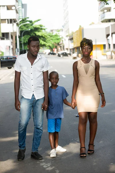 Família Feliz Pai Mãe Seus Filhos Andando Rua Dia Ensolarado — Fotografia de Stock