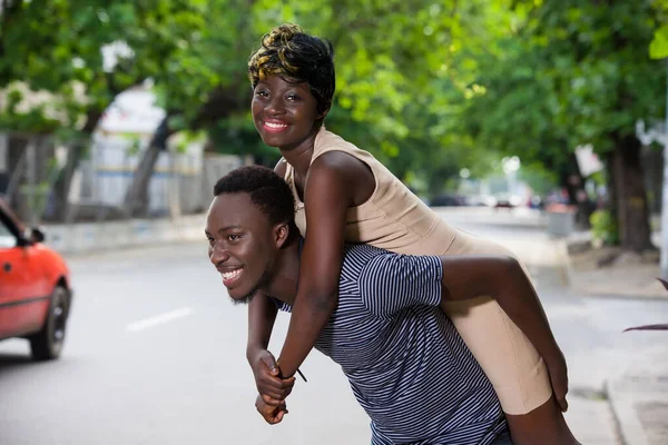 Sonriendo Hermosa Pareja Joven Amor Calle Citas Divertirse Juntos — Foto de Stock