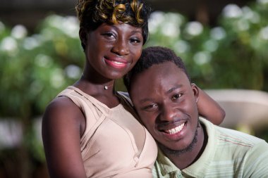 Sevgililer Günü evlenme teklifi konsepti. Dışarıda oturan neşeli romantik bir çift. Genç çift parkta aşktan zevk alıyor..