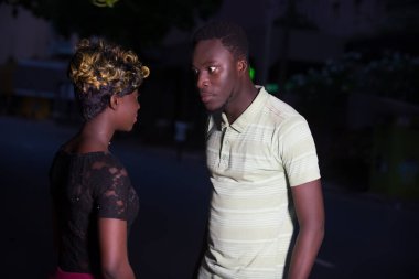 Genç adam dışarıda kız arkadaşıyla tartışıyor..