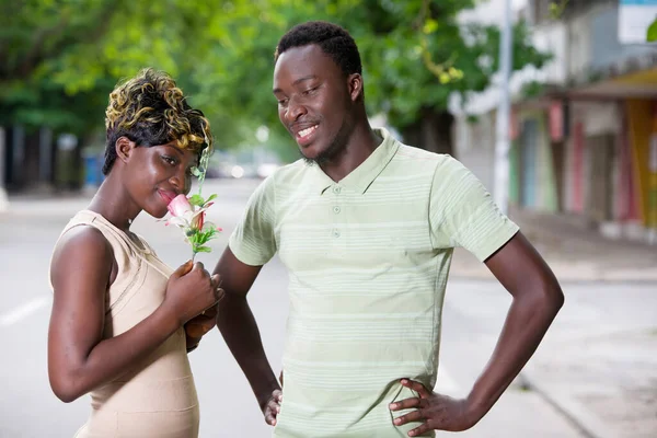 Oferta Romántica Para Casarse Hombre Sorprende Novia Ciudad Concepto Propuesta — Foto de Stock