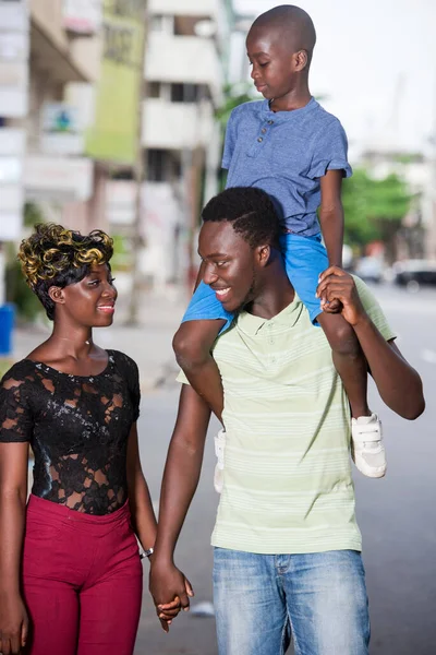 Jovem Família Feliz Andando Cidade Com Seu Filho Pescoço Pai — Fotografia de Stock