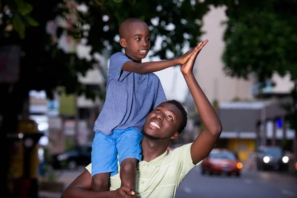 밖에서 아들을 어깨에 젊은이가 웃으면서 박수를 — 스톡 사진