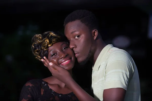 Young Couple Standing Outdoors Embracing Looking Camera Smiling — Stock Photo, Image