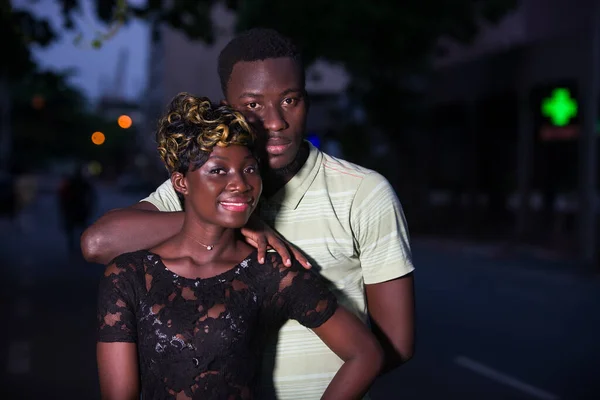 Genç Çift Geceleri Sokaklarda Birbirlerine Aşık Mutlu Bir Şekilde Kucaklaşıyorlar — Stok fotoğraf