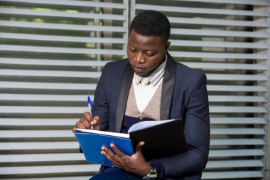 Projesini nasıl geliştireceği hakkında bilgi yazan iş adamının portresi. İş adamları, sanayi ve yatırım kavramı.