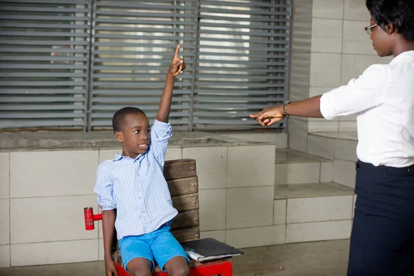 Educação Família Aprendizagem Conceito Mãe Ajudando Uma Criança Com Lição — Fotografia de Stock