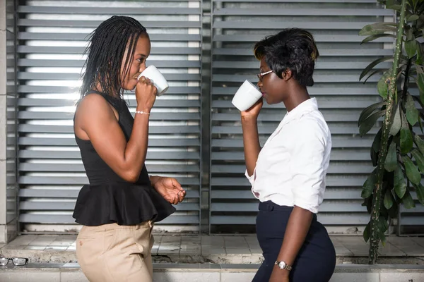 Zwei Geschäftsfrauen Die Draußen Kaffee Trinken Work Balance Konzept — Stockfoto