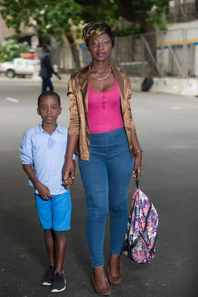 Okuldan Sonra Çocuğuyla Sokakta Yürüyen Genç Bir Kadın — Stok fotoğraf