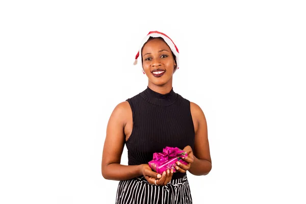 Mulher Atraente Usando Chapéu Papai Noel Prende Presente Natal Menina — Fotografia de Stock