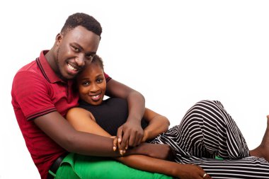 Romantik bir an yaşayan bir çiftin yakın portresi. Sevgilisinin üzerine uzanmış, birbirlerine bakıp öpüşen yeni bir çift..