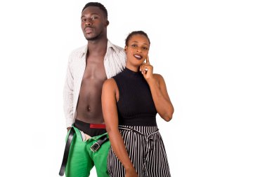 Kız arkadaşının yanında duran genç bir adam kızgın görünüyor..