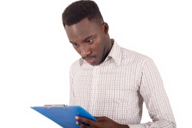 Meşgul yönetici rezervasyon ve nakliye siparişleri için not defterine not alır