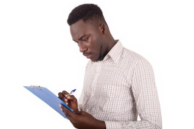 Meşgul yönetici rezervasyon ve nakliye siparişleri için not defterine not alır