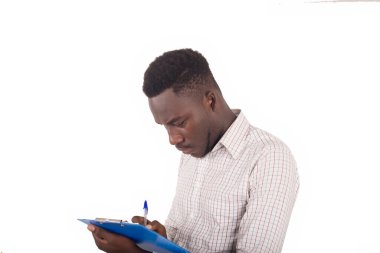 Meşgul yönetici rezervasyon ve nakliye siparişleri için not defterine not alır