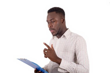 Meşgul yönetici rezervasyon ve nakliye siparişleri için not defterine not alır