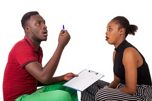 Zwei Befreundete Studenten Sitzen Sich Gegenüber Und Diskutieren Und Reflektieren — Stockfoto