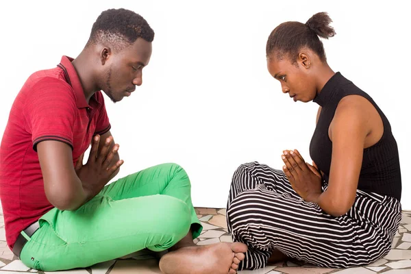 Young Couple Sitting Ground Praying — Stock Photo, Image