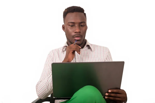 Jovem Sentado Uma Cadeira Olhando Para Laptop — Fotografia de Stock