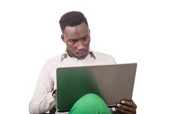 Jonge Man Zittend Een Stoel Kijkend Naar Laptop — Stockfoto