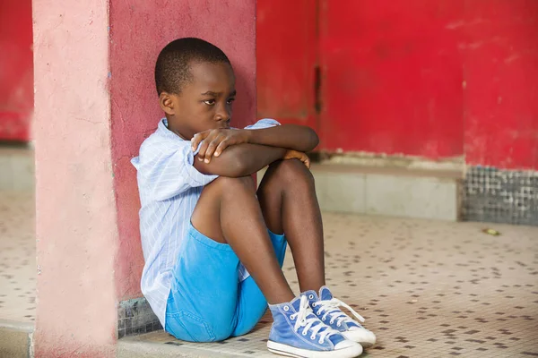 Samenstelling Van Kindermishandeling Van Een Bange Jonge Jongen Die Buiten — Stockfoto